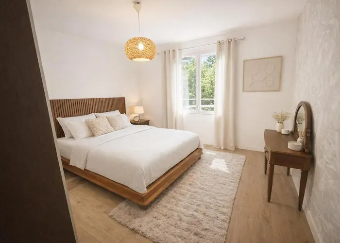 Holiday home For 10, Pool Jacuzzi, Bordeaux Getaway *