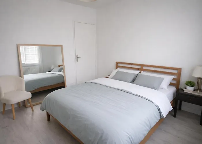 Holiday home For 10, Pool Jacuzzi, Bordeaux Getaway Latresne